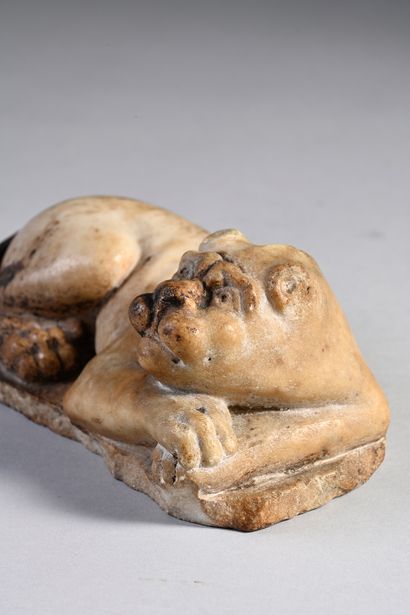 null Chien couché en marbre sculpté en ronde-bosse.
XVe/ XVIe siècle
L. : 16 cm -...