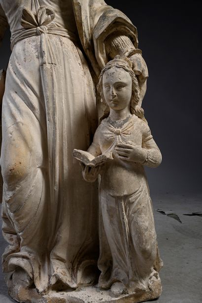 null Education de la Vierge en pierre calcaire sculptée. Debout et tenant un livre...