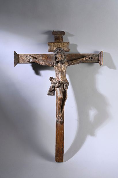 Crucifix avec Christ en bois sculpté et polychromé....