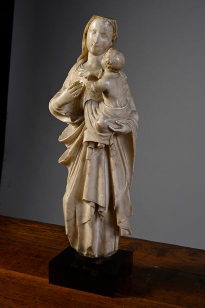 null Vierge à l'Enfant en albâtre sculpté en ronde-bosse avec parties dorées et gravées,...