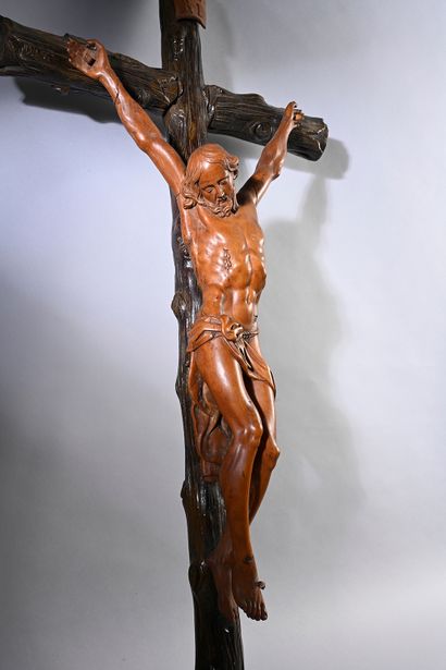null Important Christ in carved boxwood, the cross in walnut carved in imitation...