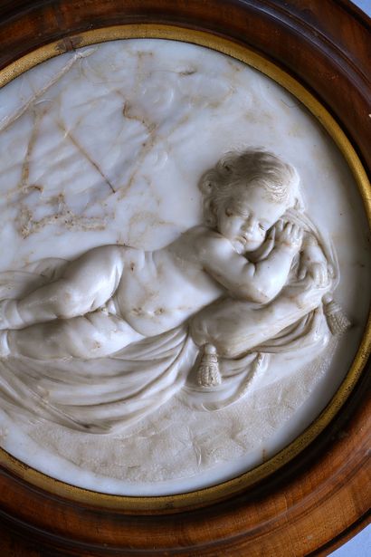 École Romaine vers 1700 Enfant Jésus endormi
Bas relief en marbre blanc
D. : 32 cm...