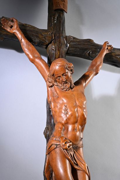 null Important Christ in carved boxwood, the cross in walnut carved in imitation...
