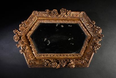 null Miroir Louis XIV, de forme hexagonale, en bois sculpté et doré à décor de bouquets...