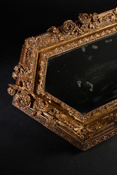 null Miroir Louis XIV, de forme hexagonale, en bois sculpté et doré à décor de bouquets...
