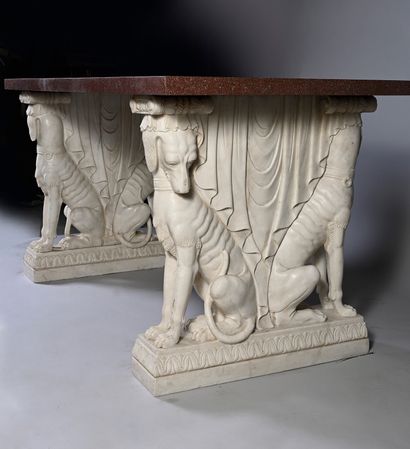 null Importante table de milieu, le piètement en marbre blanc sculpté de deux lévriers...
