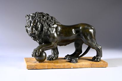 null Le Lion Médicis.
Bronze à patine brune sur un socle en marbre jaune de Sienne.
XIXe...