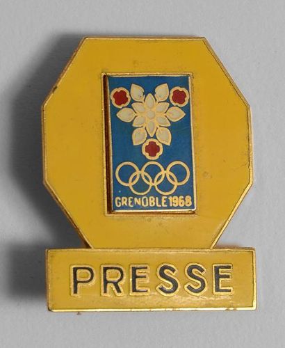 null 1968. Grenoble. Badge officiel. «Presse». émaillé fond jaune. Par Arthus Bertrand....