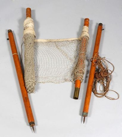 null Paire de poteaux de badminton avec son filet. Vers 1900. Bon état