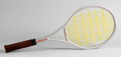 null Raquette de tennis à double cordage aussi appelée raquette spaghetti. Créée...