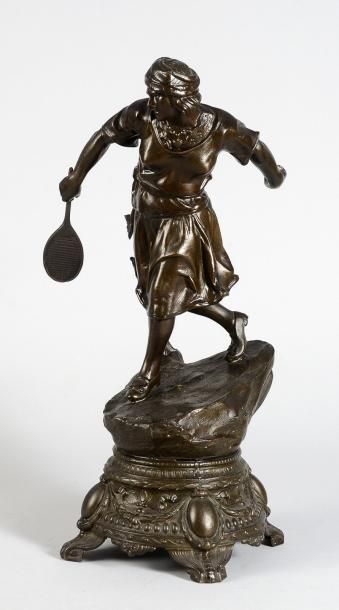 null Sculpture en régule. «Joueuse de Tennis». Circa 1920. Hauteur 47 cm