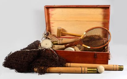 null Grande caisse de jeu de Lawn Tennis. Circa 1900. Complète de ses accessoires...