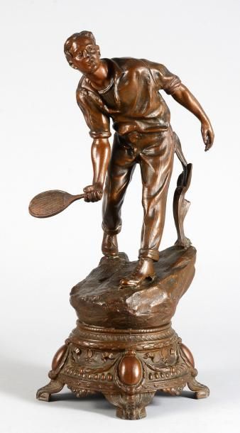 null Sculpture en régule. «Joueur de Tennis». Circa 1920. Hauteur 48 cm