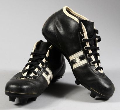 null Paire de chaussures en cuir noir de la marque Hungaria. Vers 1960