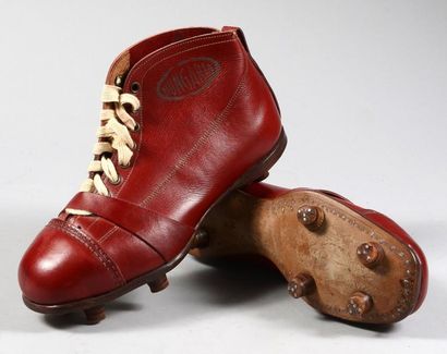 null Paire de chaussures en cuir rouge de la marque «Hungaria». Circa 1930. état...