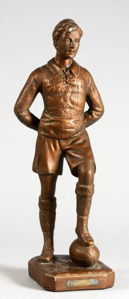 null Statue en plâtre. «Le Football Rugby». Circa 1910. Patine bronze. Hauteur 44...