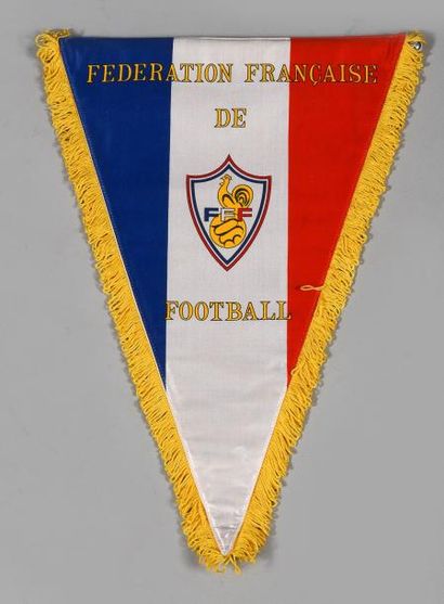 null Fanion de la Fédération Française de football vers 1980. Hauteur 43 cm