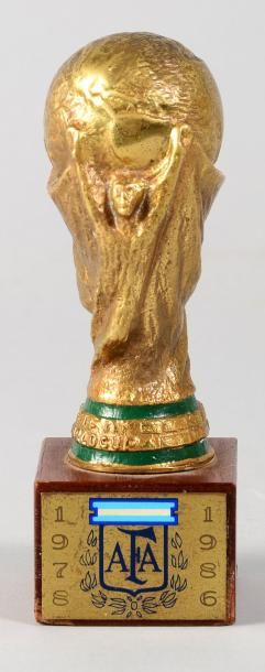 null Trophée de la Coupe du Monde 1986 offert par la Fifa à José Luis Brown pour...