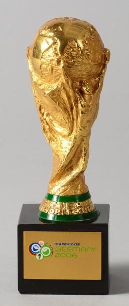 null Trophée de la Coupe du Monde 2006 offert aux joueurs par la Fifa. Signé Bertoni....