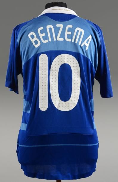null Le vestiaire de l'équipe de France Maillot officiel de Karim Benzema avec l'équipe...