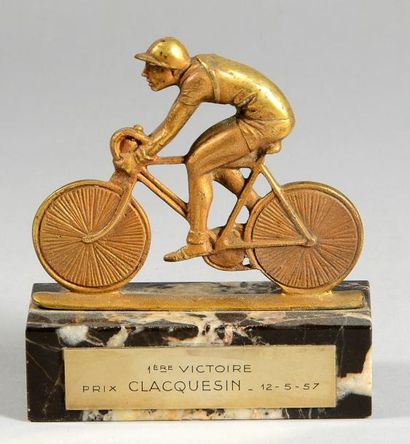 null Trophée en bronze sur socle marbre «1ère Victoire Prix Clacquesin 12-5-1957»....