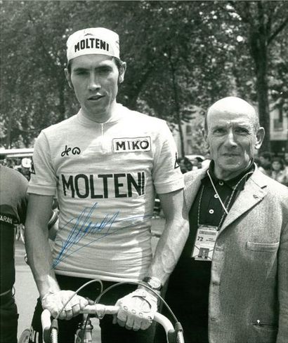 null Lot de 10 photos originales de presse Eddy Merckx dans Paris-Roubaix, le Tour...