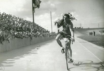 null Lot d'environ 160 photos originales de presse du Tour de France 1954. étapes...