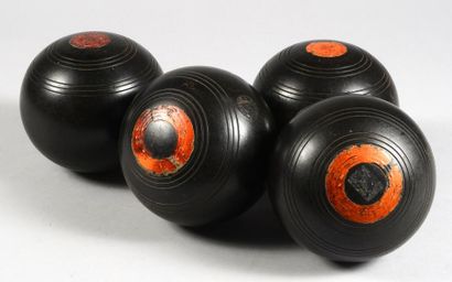 null Ensemble de 4 boules de Lawn-Ball en bakélite noire de la marque Australienne...