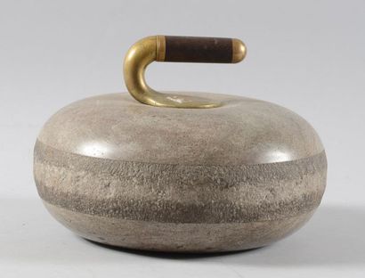 null Pierre de Curling en granit poli avec poignée bois et bronze. Diamètre 27 c...