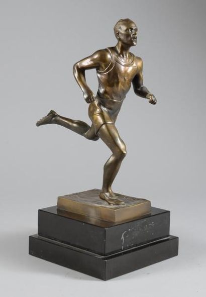 null Sculpture en bronze sur socle marbre. «La Course» signée E. Fraisse (1880-1956)....