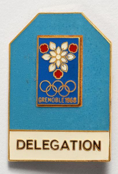 null 1968. Grenoble. Badge officiel. «Délegation». Emaillé fond bleu. Par Arthus...