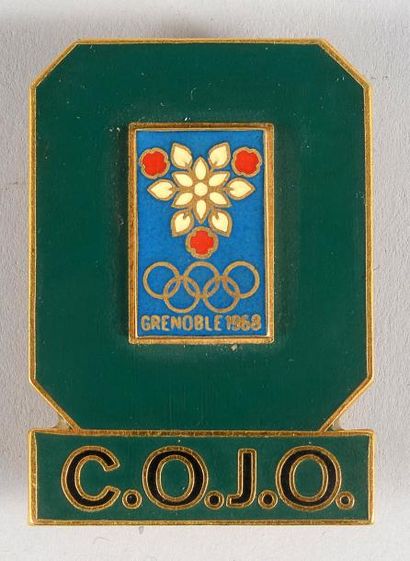 null 1968. Grenoble. Badge officiel «C.O.J.O» émaillé fond vert par Arthus Bertrand....