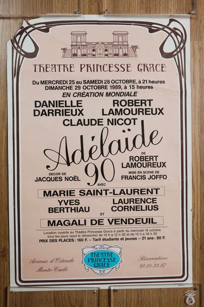 null 1 lot de 8 affichettes de pièces de théâtre dans lesquelles Danielle Darrieux...