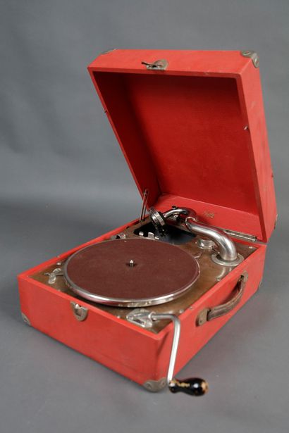 1 gramophone de marque Pathé des années 40,...