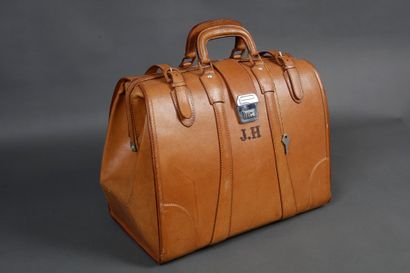 null JOHNNY HALLYDAY
1 tan leather travel bag from Genuine
Leather, Size 17. Hard...