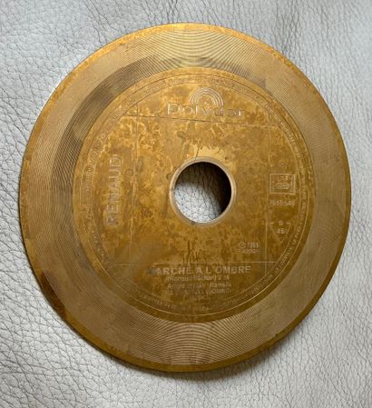 null RENAUD : 1 trophée en forme de disque d’or original du titre « Marche à l’ombre...