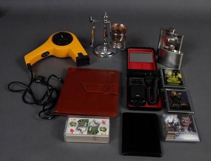 null JOHNNY HALLYDAY
1 set of personal objects used by Johnny
Hallyday. These objects...