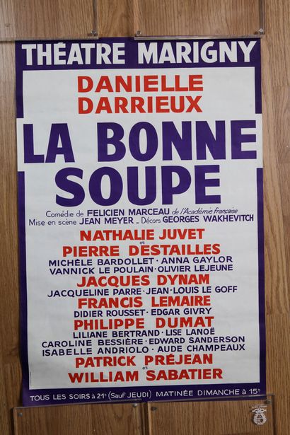 null 1 lot de 8 affichettes de pièces de théâtre dans lesquelles Danielle Darrieux...