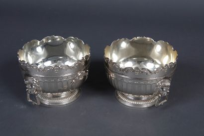 null JOHNNY HALLYDAY
A pair of Italian vases, in silver plated metal, with two handles...