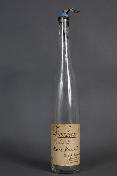 null CLAUDE FRANÇOIS
1 empty bottle of raspberry alcohol, initially offered by CLAUDE...