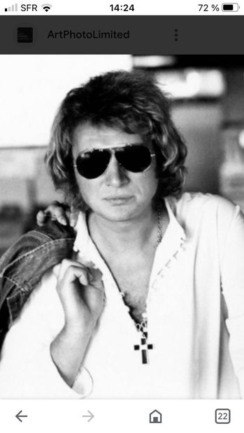 null JOHNNY HALLYDAY
1 pair of Ray Ban with dark glasses, worn by the rocker at the...