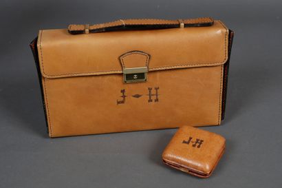 null JOHNNY HALLYDAY
1 trousse de toilette en cuir fauve et monogrammée
JH. Offerte...