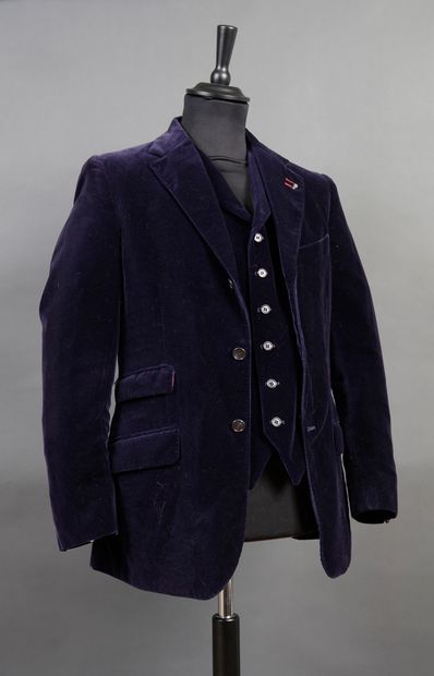null JOHNNY HALLYDAY
1 veste en panne de velours de couleur Navy Blue, portée par...