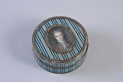 null Round box lined with tortoiseshell, mounted in silver, with lacquered decoration...