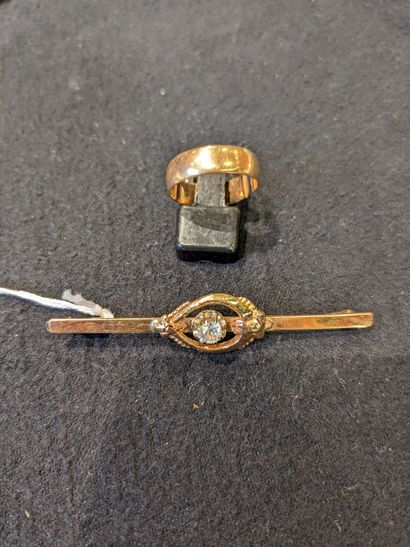 null Lot en or 750e (18K), composé d'une broche centrée d'une pierre blanche en serti...