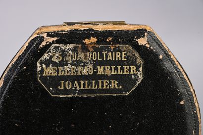 MELLERIO MELLER, 25 quai Voltaire.
Brooch and a pair of matching sleepers in 18k...