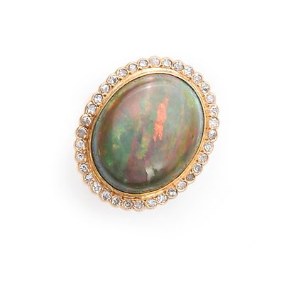 null Bague en or 750e (18k) sertie d'un important cabochon ovale d'opale dans un...