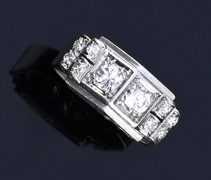 null Bague chevalière en platine 850e, centrée de 2 diamants taille brillant, épaulée...