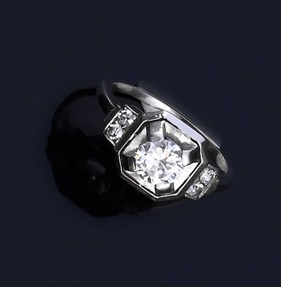 null Bague en platine 900e sertie d'un diamant demitaille (0.60 ct environ) dans...
