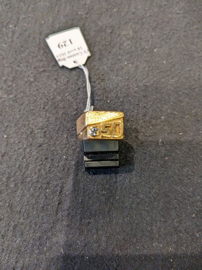 null Bague chevalière en or 750e (18k) ciselé et monogrammé SD ornée d'un diamant...